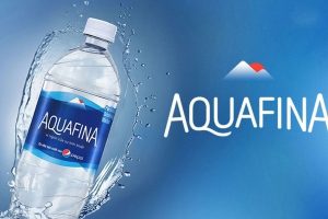Kiểm tra thùng và chai Aquafina khi nhận hàng giao tận nơi