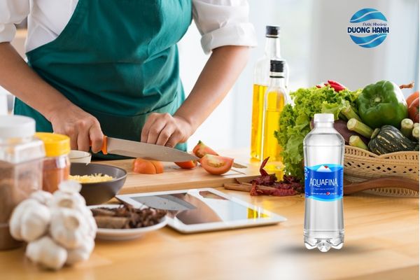 Nên dùng nước khoáng hay nước tinh khiết để nấu ăn.